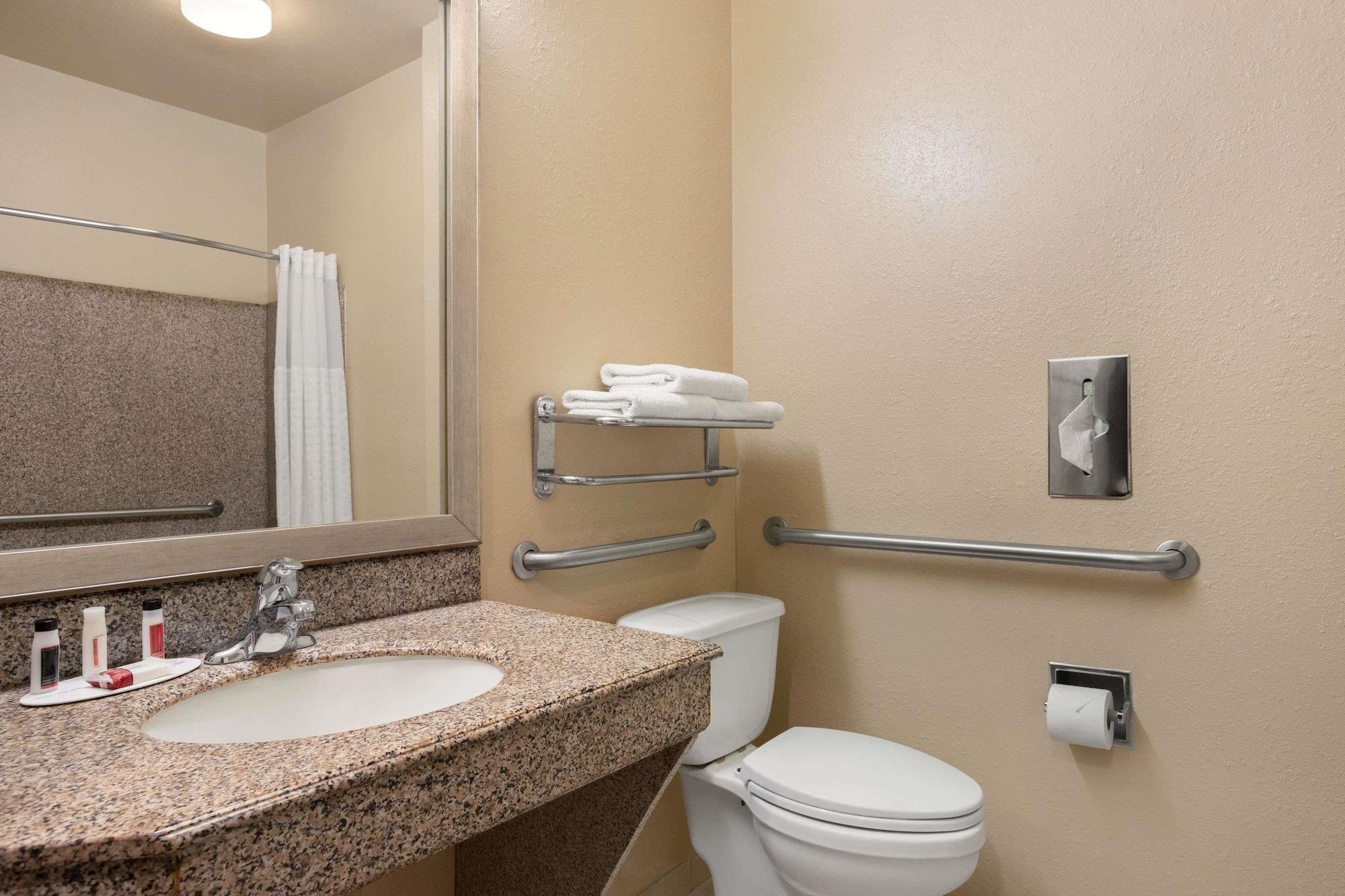 Baymont By Wyndham Clute Lake Jackson Exterior photo