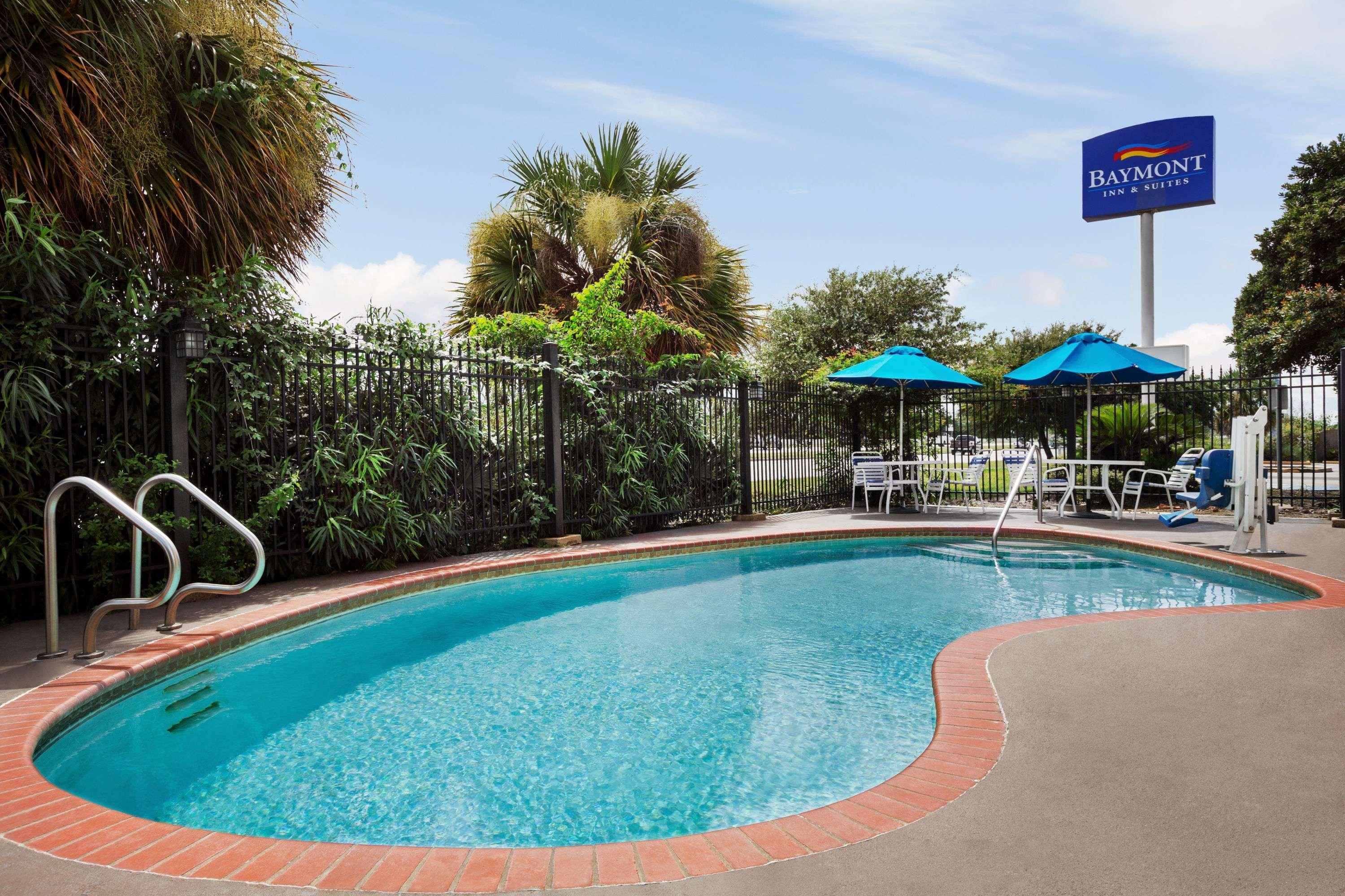 Baymont By Wyndham Clute Lake Jackson Exterior photo