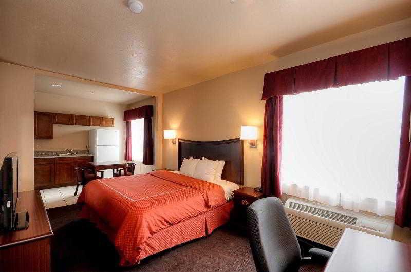 Baymont By Wyndham Clute Lake Jackson Room photo