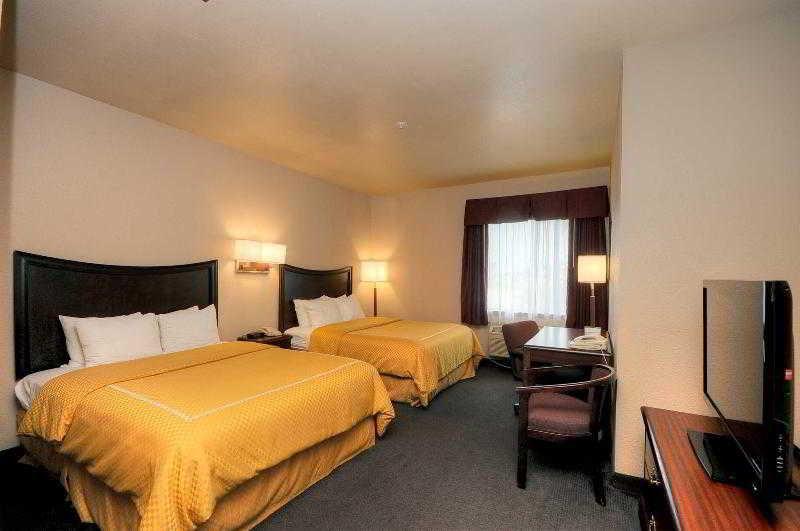 Baymont By Wyndham Clute Lake Jackson Room photo